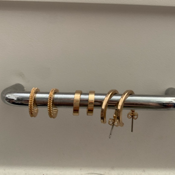 8 Pairs of claire's gold earrings - Picture 5 of 5